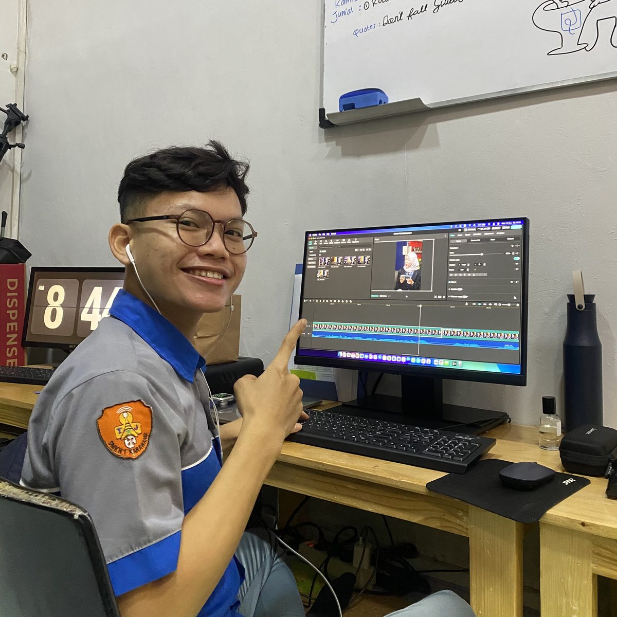 Saya lagi editing video di Kantor Imigrasi Karawang
